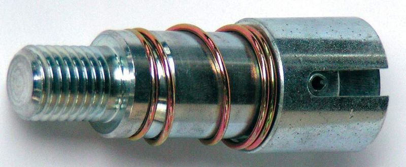 Bild 2: Aus einem Winkelgelenk gefertigter Adapter. Er ermöglicht das Drehen der Motorwelle mit Hilfe eines Drehmomentschlüssels. (Archiv: Vogel Business Media)