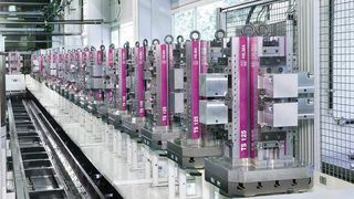 Zahlreiche Spanntürme, jeder mit 16 Spannstellen, werden bereitgehalten, um eine große Vielfalt von Verteilerblöcken innerhalb kürzester Frist herzustellen –  „auf Lager“ liegen nur noch NC-Programme. Bild: Hilma-Römheld (Archiv: Vogel Business Media)