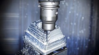 Hier ist der Kor5-Kennametal-Fräser über die gesamte Schneidenlänge bei der Aluminiumbearbeitung im Einsatz. (Bild: Matthias Böhm)