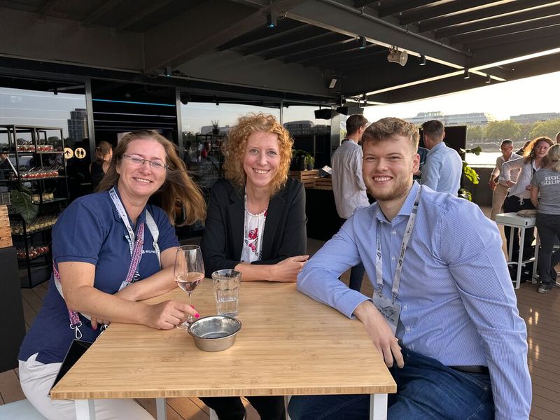 (v. l.) Nicole Fischer (Eures) mit Nadine Poss und Tim Kaulbarsch (EP) (Bild: Vogel IT-Medien GmbH)