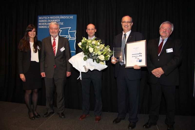 Wirtschaftspreisverleihung in den Niederlanden an Ziehl-Abegg: Johanna Maukner (links) und Axel Gerberding (rechts) von der Handelskammer in Den Haag gratulieren mit dem deutschen Botschafter Heinz-Peter Behr (Zweiter von links) den Partnern Arend Heinen (Mitte) und Ralf Arnold. (Bild: Ziehl-Abegg)