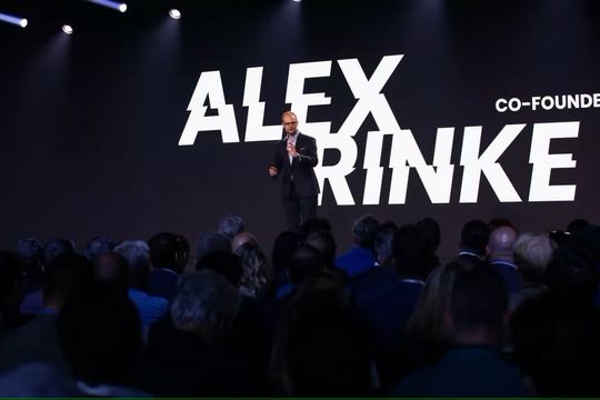 (Alex Rinke, Mitgründer und Co-CEO von Celonis, eröffnete die Celosphere 2022 in München. (Bild: Celonis))