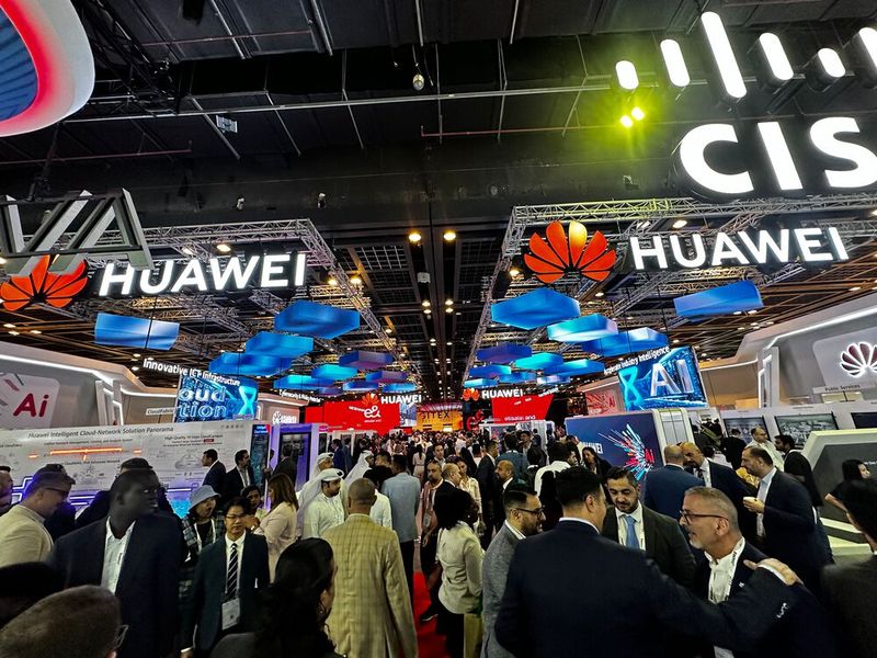 HUAWEI nahm sich gleich eine halbe Halle, um mit seinen Partnern neue Innovationen vorzustellen. (Bild: Vogel IT-Medien )