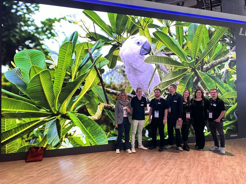 (v. l.) Stephanie Steen (IT-BUSINESS) und das LANG AG Team genießen das Feierabend-Bier inkl. Dschungel-Atmosphäre. (Bild: Vogel IT-Medien GmbH)