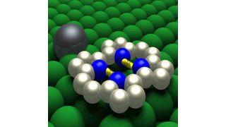 Porphycen-Molekül und Kupferatom auf einer Kupferoberfläche. Das Kupferatom steuert den Protonentransfer im Porphycen-Molekül. (Bild: Fritz-Haber-Institut/Grill)