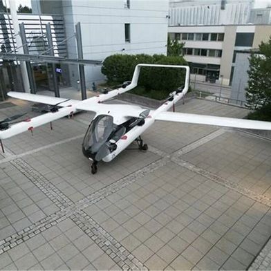 This is Romeo. This vertically starting e-aircraft with a hybrid drive was developed by ERC System from Ottobrunn (Germany) and recently presented in Erding. It's still a drone, but Romeo is expected to achieve what Volocopter and Lilium have failed to do ... (Image:ERC System)