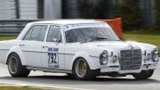 Eindrucksvoller Bolide in Essen: Mercedes 300 SEL auf dem Bilstein-Messestand. (Foto: Bilstein)