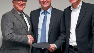 Bauen die Geschäftsbeziehung aus: (v. l.) Jens Nietzschmann, Sprecher der DAT-Geschäftsführung; Guido Kutschera, Mitglied der Geschäftsführung der DEKRA Automobil GmbH; Dr. Thilo Wagner, DAT-Geschäftsführer Produkte. (Bild: Dekra)