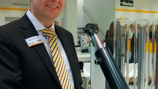 Martin Kaufmann, Product Manager Europe, Cylinder Division bei Parker Hannifin, zeigt auf der Bauma 2016 die neue Hydraulik-Zylinder-Beschichtung, die ohne Chrom auskommt. (Bild: U. Dresscher/konstruktionspraxis)