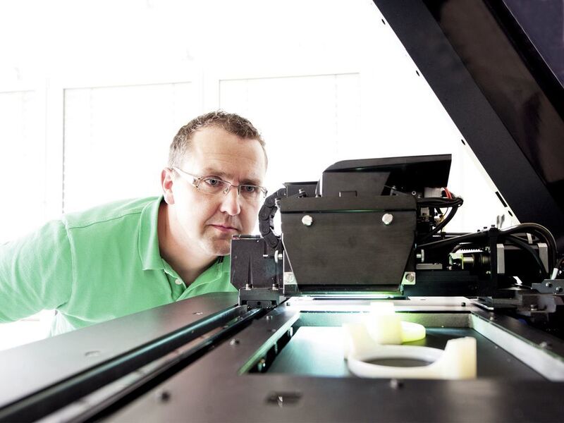 Michael Rönnau, Bereichsleiter Prototypenbau bei Pöppelmann: „Mit Hilfe des 3D-Drucks mache ich aus Ideen realistische Prototypen.“ (Pöppelmann)