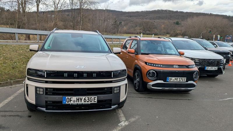 Die Antriebsvielfalt von Hyundai auf einen Blick: der neue Nexo mit Brennstoffzelle (links) vor dem Mini-BEV Inster und dem Tucson, der auf klassische Verbrenner, Hybride und PHEV setzt.(Bild:  Rosenow – VCG)