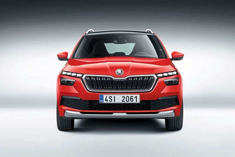 Die Front prägen der breite Kühlergrill mit Doppelrippen und die charakteristisch ausgeformten Linien der Motorhaube. (Skoda)