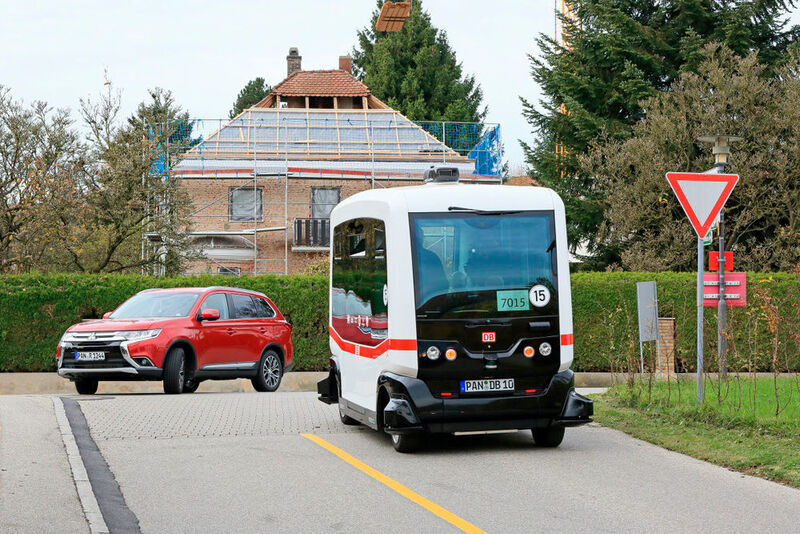 Das erste autonome Fahrzeug im deutschen Straßenverkehr in Bad Birnbach, 25. Oktober 2017. Autofahrern und Fußgängern begegnet ein Elektrobus, der leise und umweltfreundlich ist – und ohne Fahrer, Lenkrad und Gaspedal auskommt. Nur ein Fahrtbegleiter ist an Bord, der bei Bedarf eingreifen kann. (Deutsche Bahn)