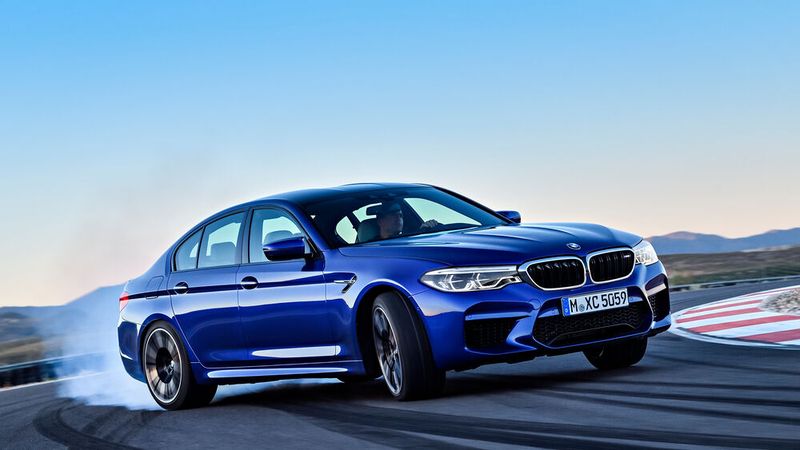 Die sechste M5-Reihe (Baureihencode F90) wurde 2017 auf der Messe „Gamescom“ vorgestellt. Im Gegensatz zu den Vorgängermodellen hat der M5 erstmals Allradantrieb. Den Motor übernimmt die Limousine aus dem Vorgängermodell. Die Leistung beträgt 441 kW (600 PS), das maximale Drehmoment liegt bei 750 Nm. Als Getriebe kommt nun ein Achtgang-Wandlerautomatikgetriebe zum Einsatz. Von 0 auf 100 km/h beschleunigt die Limousine in 3,4 Sekunden, 200 km/h sind nach 11,1 Sekunden erreicht. Die Höchstgeschwindigkeit wird bei 250 km/h oder auf Wunsch bei 305 km/h elektronisch abgeregelt. Der Preis startete 117.900 Euro. (Bild: BMW)