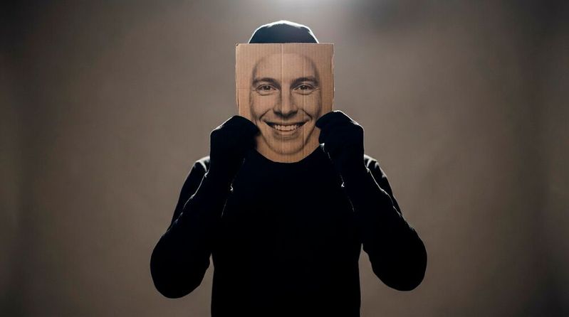 Wer steckt dahinter? Deepfake-basierter Identitätsbetrug zielt laut Gartner zunehmend auf Behörden, die ihre digitale Kommunikation mit proaktiven Vertrauensmechanismen absichern müssten.(Bild:  KI-generiert)