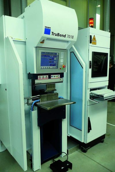 Das laserunterstützte Gesenkbiegen wird auf einer handelsüblichen Abkantpresse Tru-Bend 7018 untersucht und getestet. Bild: Kuhn (Archiv: Vogel Business Media)