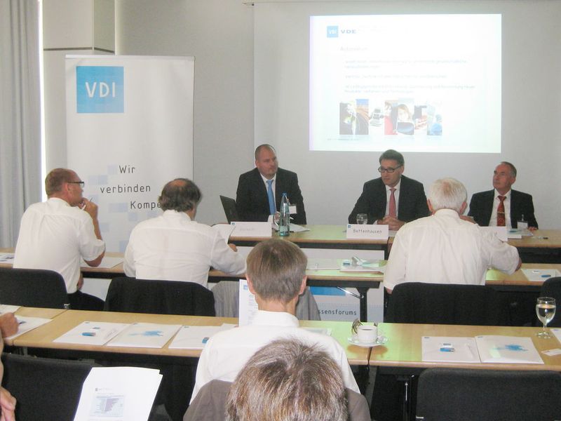 Im Rahmen der Pressekonferenz wurde die neue Broschüre „Die Zukunft kommt ganz automatisch“ vorgestellt.  (Bild: Drathen)