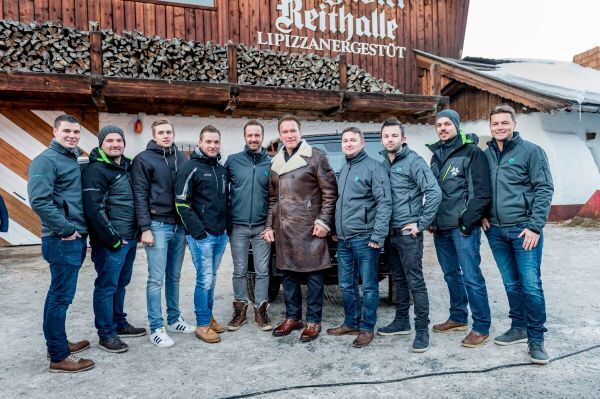 Schwarzenegger mit dem Kreisel-Team (Kreisel Electric, Martin Pröll)