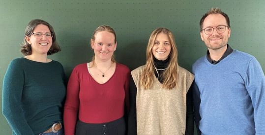 Die Arbeitsgruppe um Prof. Dr Kilian Schober (rechts): Dr. Ev-Marie Schuster, Dr. Myriam Grotz, Sina Frischholz (von links nach rechts).(Bild:  Kilian Schober)