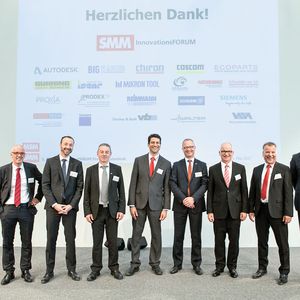 Referenten und Moderatoren des Innovationsforums vereint (v. l. n. r. Matthias Böhm – Moderator Forum 1, David Weber, Denis Jeannerat, Alberto Gotti, Christian Erlinger, Markus Blum, Rolf Jauch, Rolf Isenschmid – Moderator Forum 2) – nicht im Bild die Referenten: Jörg Drobniewski, Marcus Niebecker, Jan Kessler, Swen Niebann, Sabine Weber, Matthias Buholzer, Rainer Staneker, Stefan Appenzeller.