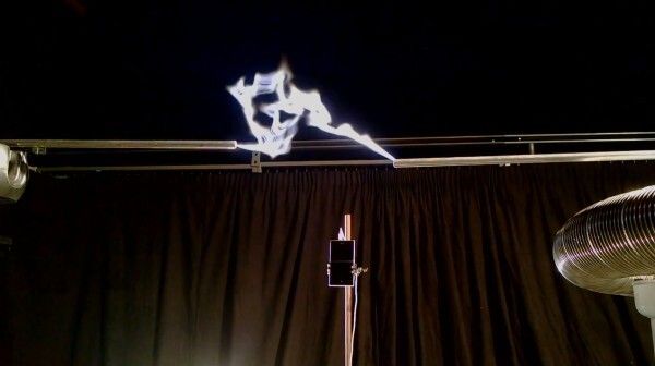 Blitzlader: Forscher der University of Southampton und Nokia haben einen Weg gefunden, den Akku eines Mobiltelefons mithilfe eines Blitzes zu laden (Bild: TDHVL)