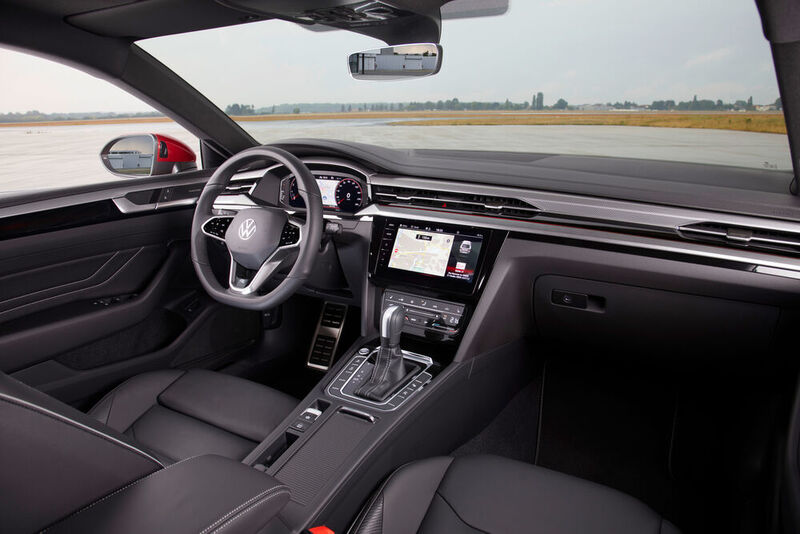 Im Innenraum gibt es ein Lenkrad mit digitalen Touchflächen. Die Armaturen im 10,25 Zoll großen Display ähneln jetzt denen des neuen Golf. Der zentrale Monitor (9.2 Zoll) kann auch über Schaltflächen am Lenkrad bedient werden. (Volkswagen)
