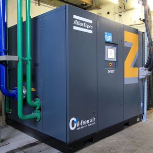 Weil der Hochgeschwindigkeitsmotor zwischen den Laufrädern der ersten beiden Stufen angeordnet ist und der Motor die Laufräder direkt antreibt, konnte Atlas Copco auf ein verlustbringendes Getriebe verzichten - ein Grund für die hohe Effizienz der Maschine. (Bild:  Atlas Copco)