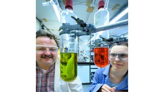 Prof. Dr. Andreas Gansäuer and Anastasia Panfilova during epoxy hydrogenation at the Kekulé Institute of Organic Chemistry and Biochemistry at the University of Bonn. (Volker Lannert/Uni Bonn)
