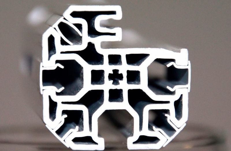 Geometrisch komplexer und mehrteiliger Installationskanal von SLS Kunststofftechnik, der beispielsweise für den Einsatz in einem automatisierten Regalsystem genutzt werden kann. (SLS)