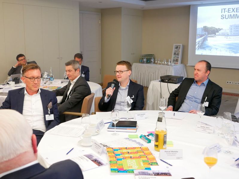 (v. l.) Reiner Louis, Computacenter, mit Mark Schröder, Synaxon, und Michael Hase, IT-BUSINESS (Vogel IT-Medien GmbH)