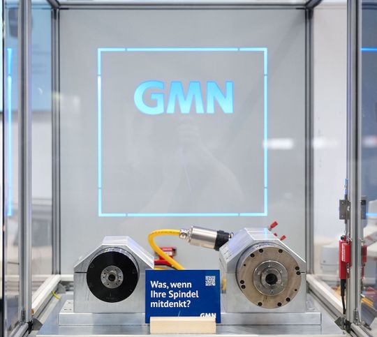 Auf der AMB führt GMN das digitale Ökosystem IDEA-4x an einem Demonstrator vor, der exemplarisch Sensordaten und Wartungsprognosen sichtbar macht.(Bild:  GMN)