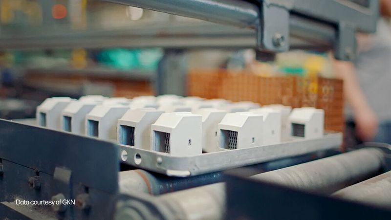 Die mittels HP Metal Jet S100 gedruckten Filter für Schneider Electric sind hier beim Sintern zu sehen. (Bild: HP)