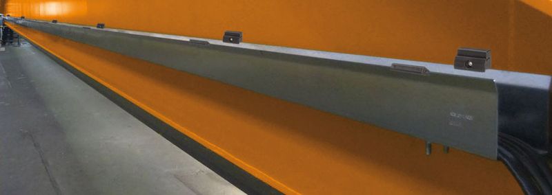 Hallenkrane: Die auf der Cemat vorgestellte „Fastguide“-Rinne spart 80% Montagezeit und vereinfacht die Elektrifizierung. Sie passt an nahezu jeden Standardkranträger. Bild: Igus (Archiv: Vogel Business Media)