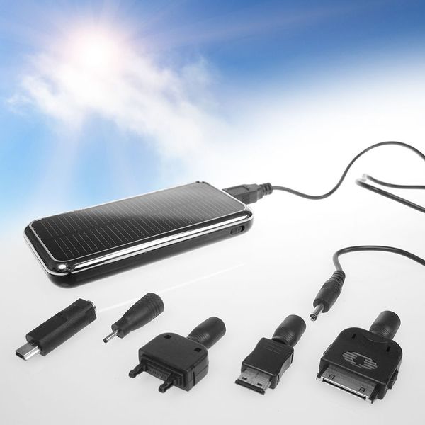 So geht auf der Skipiste nie mehr der Saft aus. Einfach am Schlüsselbund oder Handy tragen und im Notfall per Sonnenenergie das Mobiltelefon aufladen. Preis bei www.monsterzeug.de: 19,95 Euro (www.monsterzeug.de)