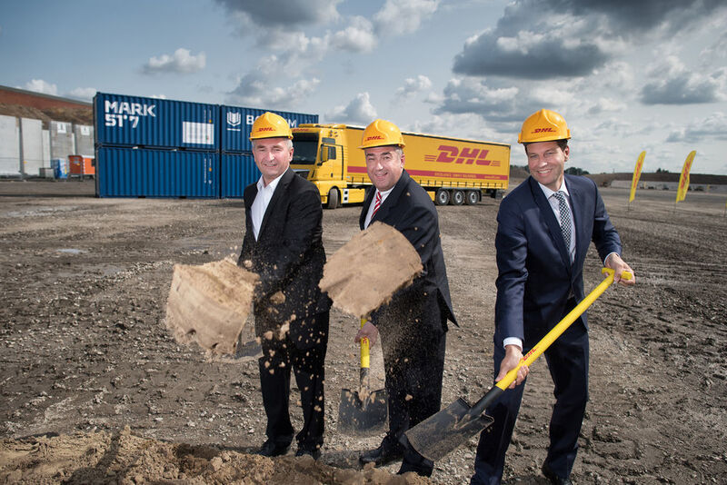 NRW-Wirtschaftsminister Pinkwart (links), DHL Vorstand Jürgen Gerdes (mittig) und Thomas Eiskirch, Oberbürgermeister von Bochum (rechts), haben den ersten Spatenstich für das neue Paketzentrum gesetzt. (DHL)