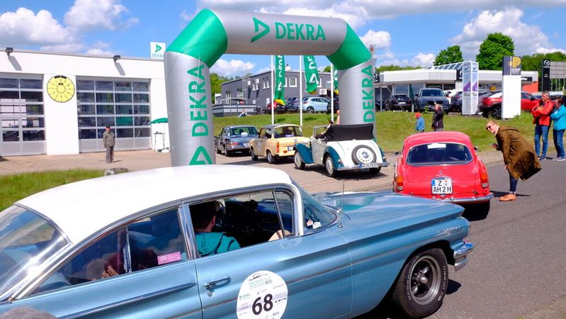 Die Einfahrt der Teilnehmer der Rallye zur Abstandsprüfung in Freiberg.(Bild:  Zietz - VCG)