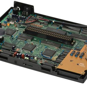 Auch in den 1990er Jahren fand sich der Zilog Z80 noch in zahlreichen Heimkonsolen und Spielautomaten wieder, etwa als Co-Prozessor im Neo Geo AES (im Bild) oder seiner Spielhallen-Variante Neo Geo MVS.(Bild:  Vanamo Media Public Domain)