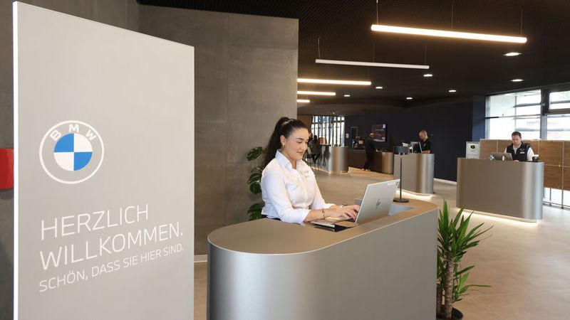 Check-in wie im Hotel in der neuen Service-Lounge der BMW-Niederlassung Hamburg. (Bild: BMW Hamburg /© Wallocha)