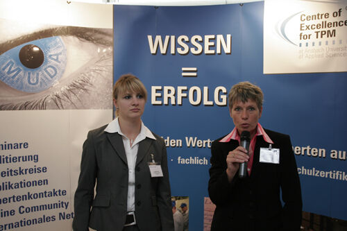Das Centre of Excellence for TPM an der Hochschule Ansbach bildet laut Susanne Zech (Links) und Barbara Turck Verlustjäger und Problemlöser aus. (Archiv: Vogel Business Media)