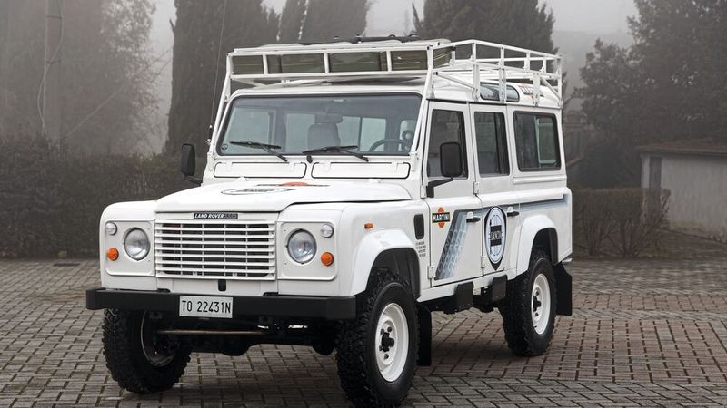 Bei der Auktionsplattform Catawiki ist ein besonderer Land Rover Defender im Angebot.(Bild:  Catawiki)