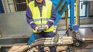 Ein Mitarbeiter von Bilfinger Maintenance führt Wartungsarbeiten an Pumpen durch. (Bilfinger)