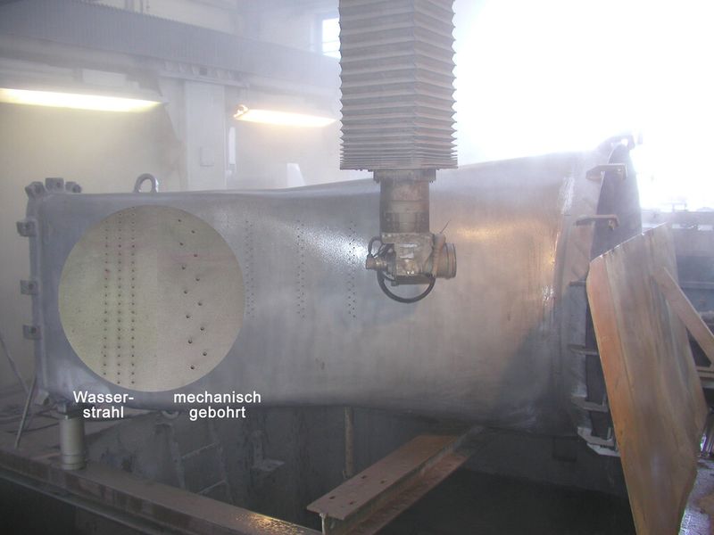 Schneidkopfzustellung beim Bohren von Kühluftbohrungen. (Bild: TÜV Rheinland)