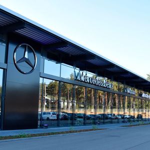 Die Widmann-Gruppe hat ein neues Mercedes-Autohaus in Ebermannsdorf in der Oberpfalz eröffnet.(Bild:  Simon – VCG)