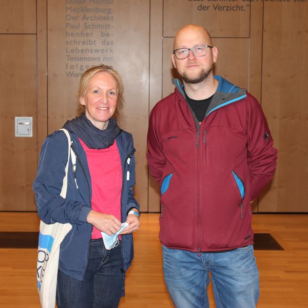 Besucherstimmen der LAB-SUPPLY Dresden 2021Claudia Schößler und Stefan Gruhne, Helmholtzzentrum Dresden, Forschungsstelle Leipzig:  Gruhne: „Die Händler hier sind sehr nett. Mit vielen haben wir schon länger Kontakt.“  Schößler: „Wir sind in erster Linie hier, um einfach zu gucken, was es Neues gibt. Aber wir stellen auch gezielt Fragen, die gerade im Labor anfallen. Hier haben wir direkt Ansprechpartner, wenn im Labor Probleme gelöst werden müssen. Außerdem findet man leicht Hilfe und Tipps, um Dinge bei der Arbeit besser zu machen.“Weitere Infos zu den kommenden LAB-SUPPLY-Messen finden Sie auf www.lab-supply.info.    (LABORPRAXIS, C. Lüttmann)