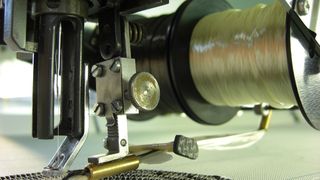 Auf der JEC Europe Composites Show 2012 wird die Herstellung sogenannter Tailored Fibre Reinforced Blanks demonstriert.  (Bild: Fibre)