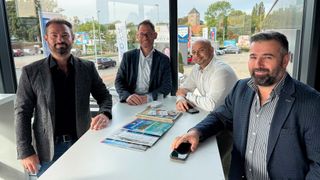 Das Aribos-Führungsteam (v. l.) freut sich über das stete Wachstum: Murat Cokalp (Co-Founder Aribos), Tobias Brefeld (Aribos CEO seit 1. November 2025), Günay Eryigit (Co-Founder Aribos), Ali Albayrak (Co-Founder Aribos)  (Bild: Aribos)