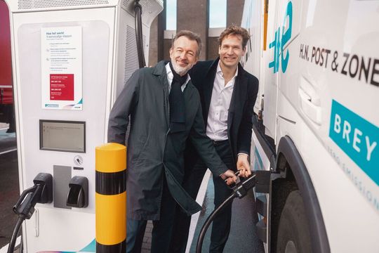 Der Rotterdamer Hafen hat jetzt fünf Ladesäulen für Elektro-Lkw! Von links: Boudewijn Siemons, COO und Interims-CEO der Port of Rotterdam Authority, und Vincent Karremans, Beigeordneter für Umsetzung, öffentlichen Raum und Mobilität der Stadt Rotterdam.  (Bild:  K. Alexandre)