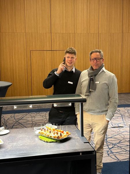 Das Comline Team (v. l.) Tim Lassen und Richard Gäbel holen sich noch etwas Nervennahrung. (Bild: Vogel IT-Medien GmbH)