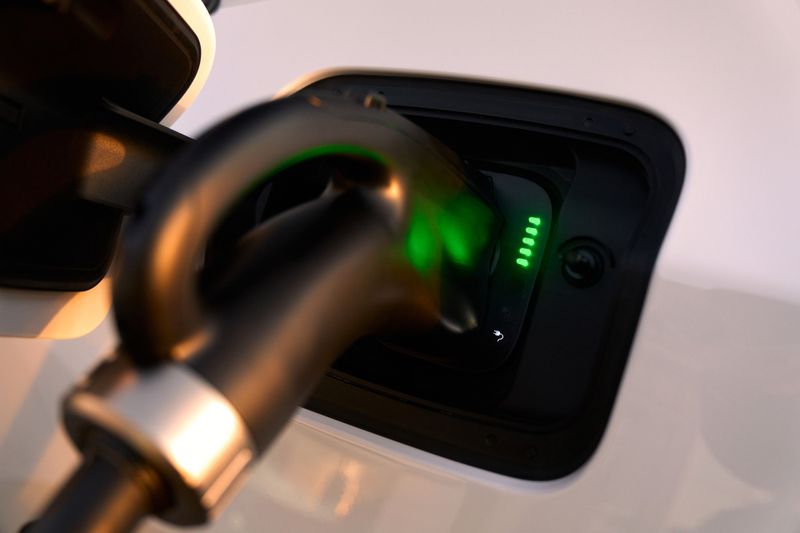 Bis zu 350 kW Ladeleistung kann der Onboardlader des Charger aufnehmen. Eigentlich könnte der Wagen auch Supercharger heißen. (Bild: Dodge)