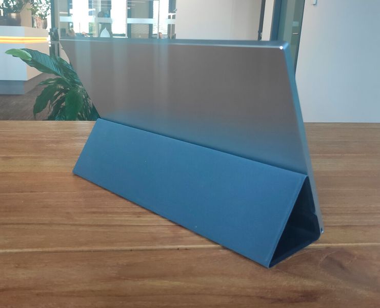 Der portable 16-Zoll-Monitor +View wird über USB-C am Notebook angeschlossen. Er bietet eine Buchse mit DP Alternate Mode an jeder der beiden Seiten des Gehäuses. Als USB-Hub arbeitet der Monitor dabei nicht. (Bild: Vogel IT-Medien)